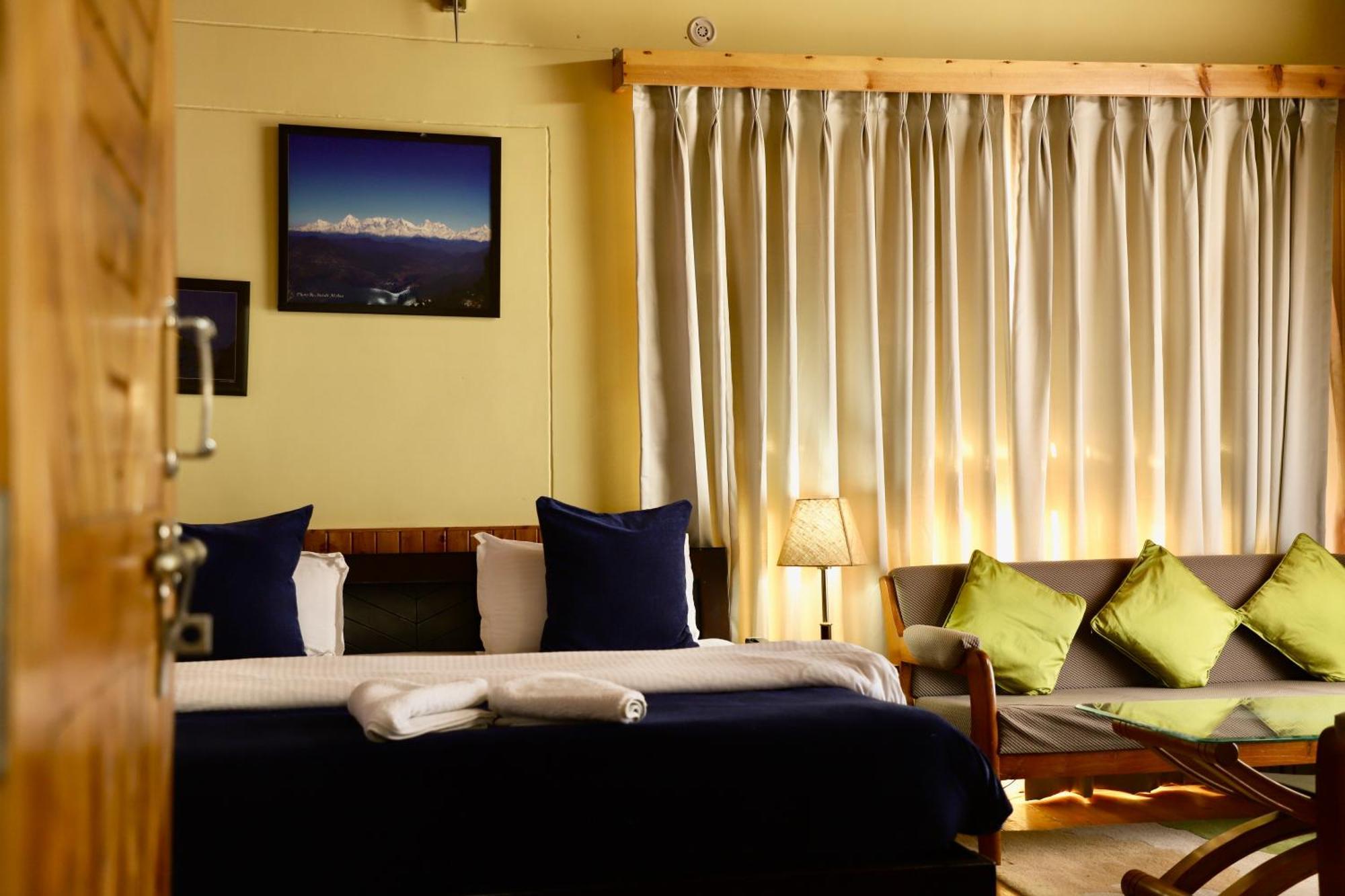 Kasar Himalaya Holiday Resort, Binsar Rd Almora Bagian luar foto